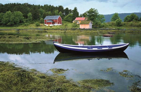 Kanufahren Ein Kanu in norwegischer Landschaft