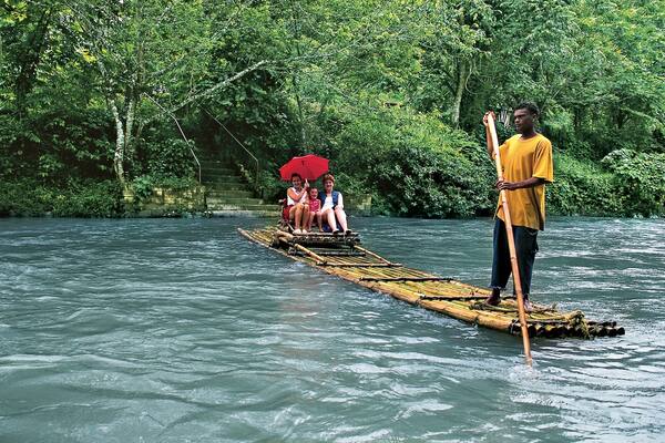 Rafting auf Jamaika Floßfahrten auf einem Fluss auf Jamaika