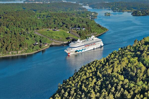 AIDA Schiff in den schwedischen Schären AIDA Schiff in den schwedischen Schären