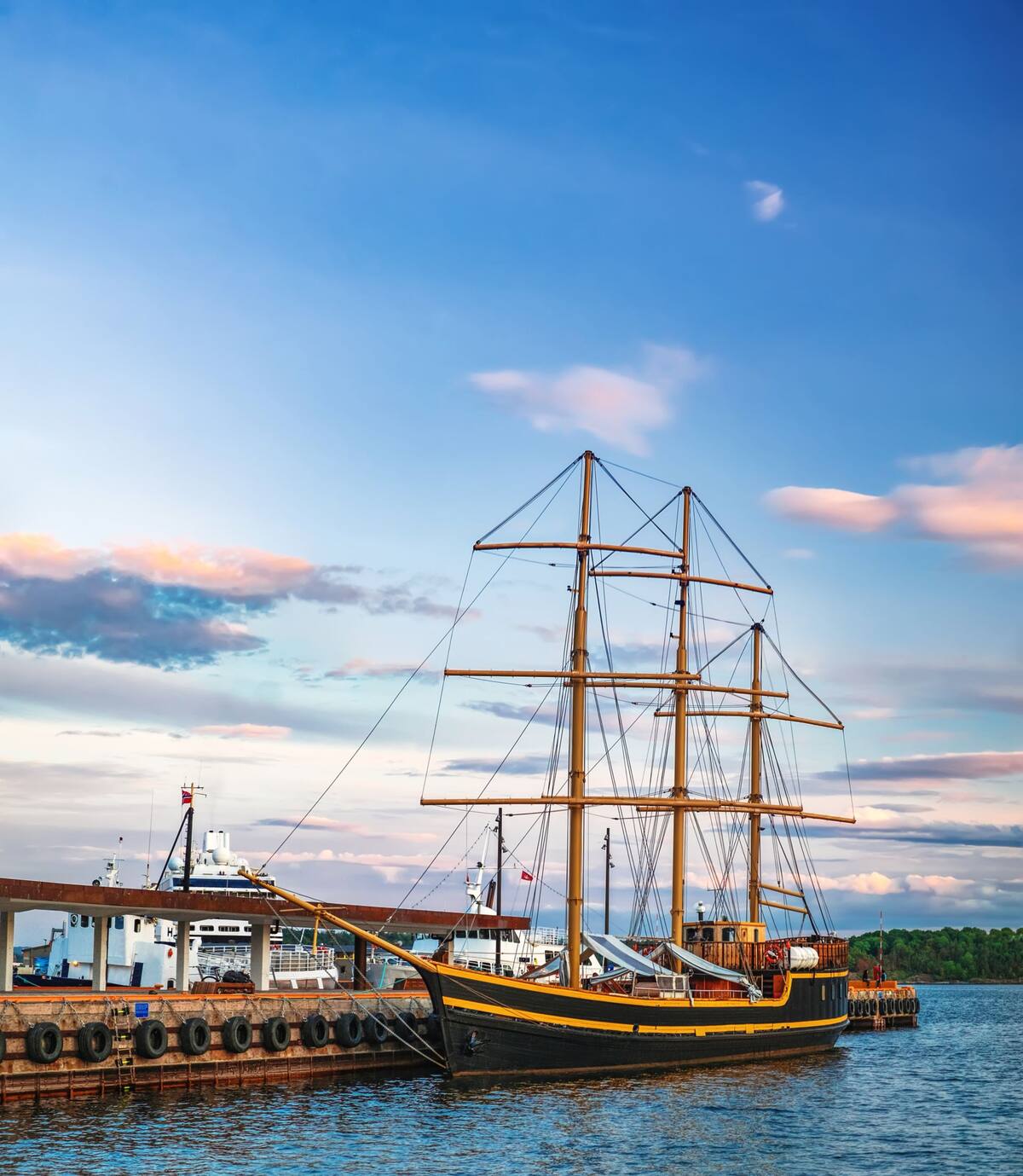 Historisches Segelschiff im Hafen
