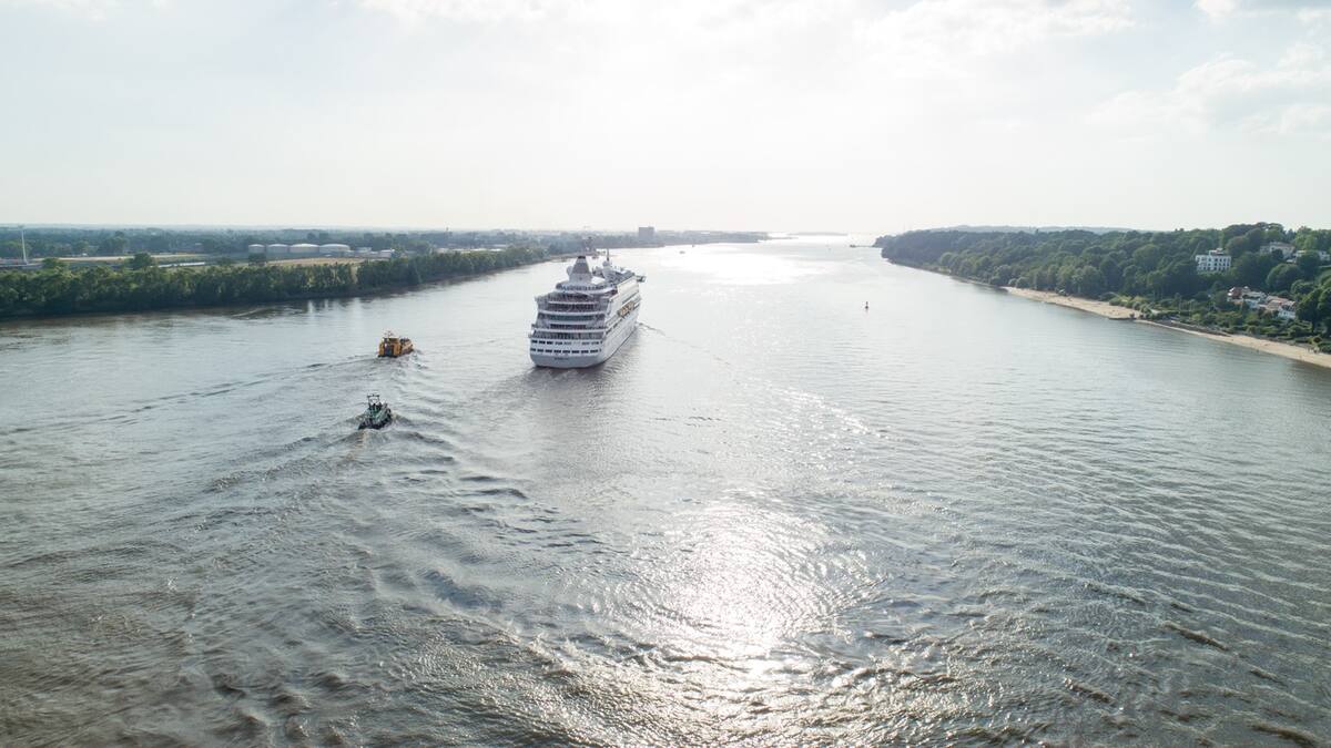 Mit AIDA geht es von Hamburg ab elbaufwärts Richtung Nordsee