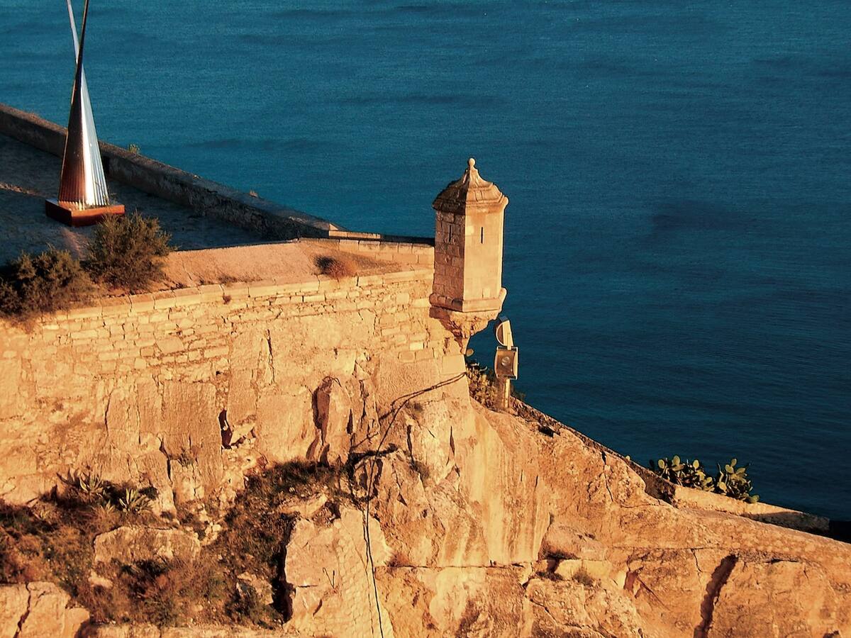 Burg auf Felsen am Meer