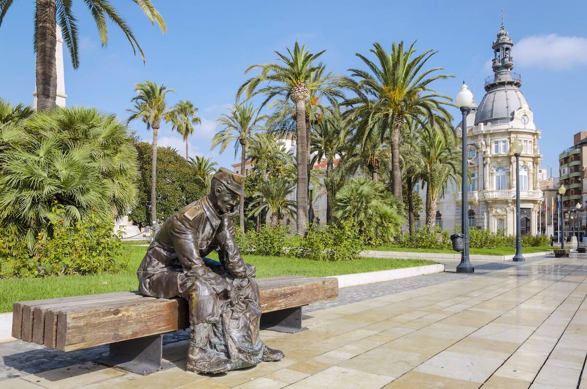 Messingfigur sitzt auf Bank in Cartagena