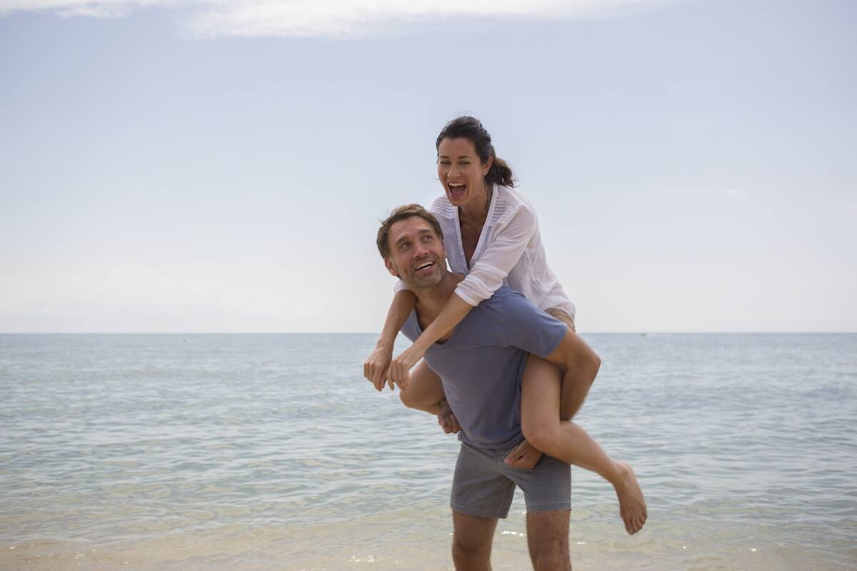 Paar genießt Zeit am Strand