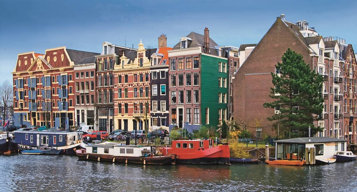 Kreuzfahrt Amsterdam Boote im Kanal