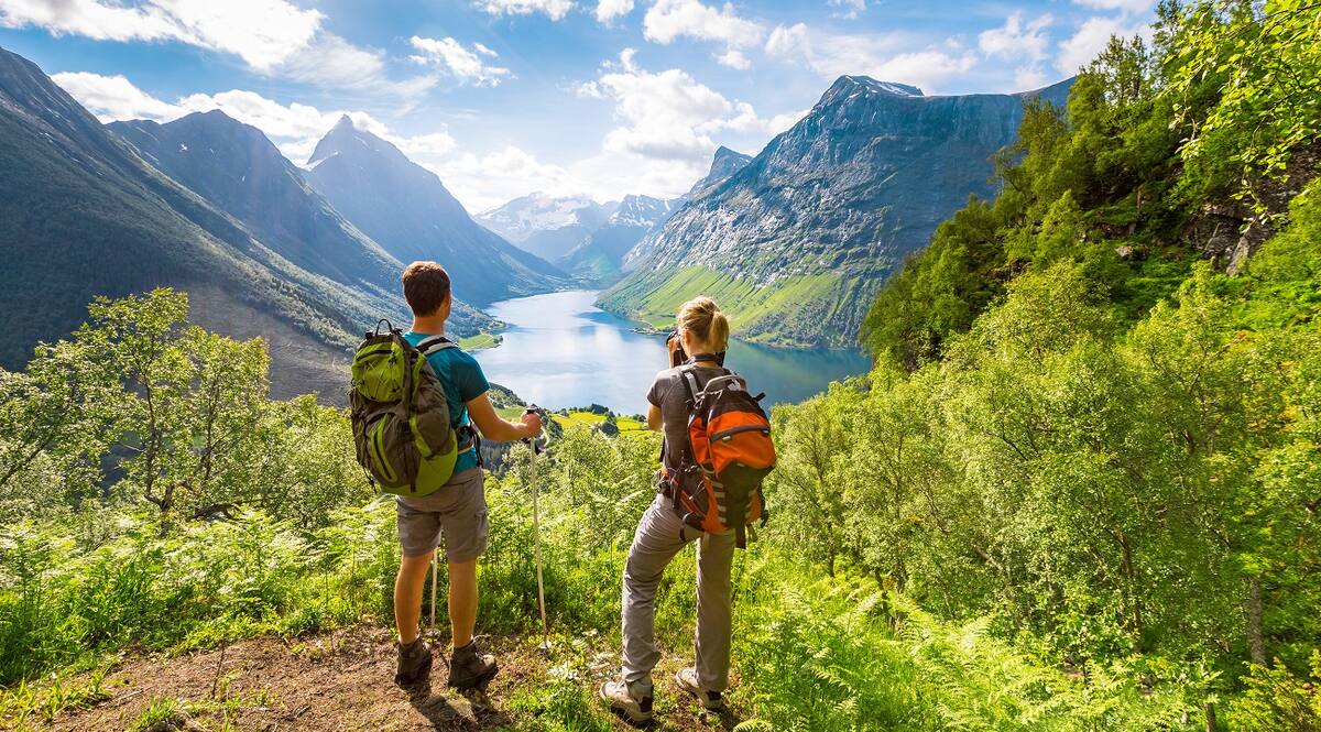 Pärchen genießt den Ausblick über den Fjord.