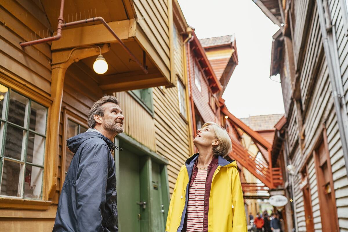 Pärchen bummelt durch Bryggen