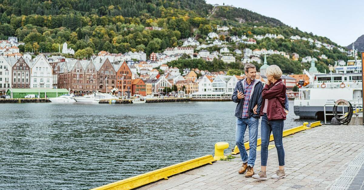 Ein Pärchen geht am Hafen spazieren