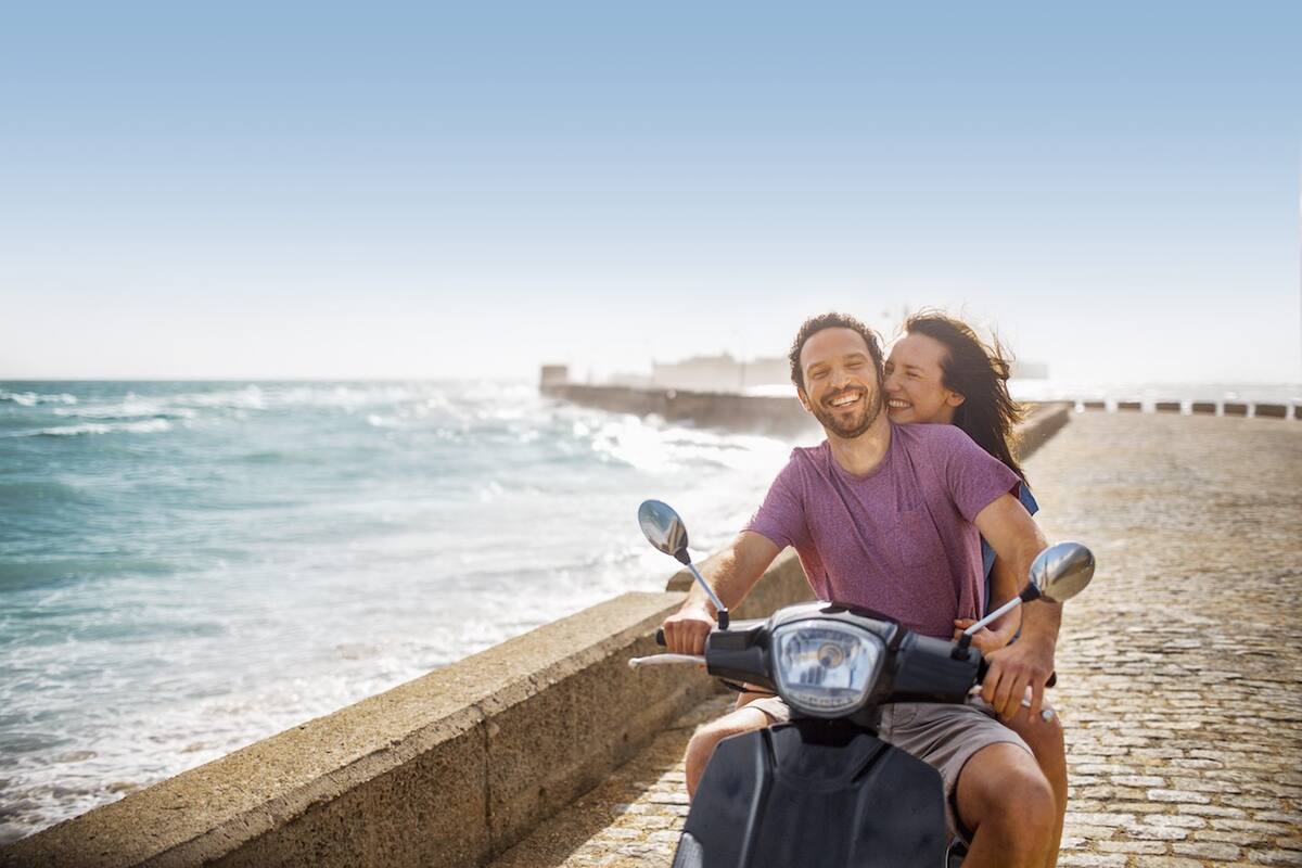 Paar auf dem Roller an Küste von Kreuzfahrt nach Cadiz