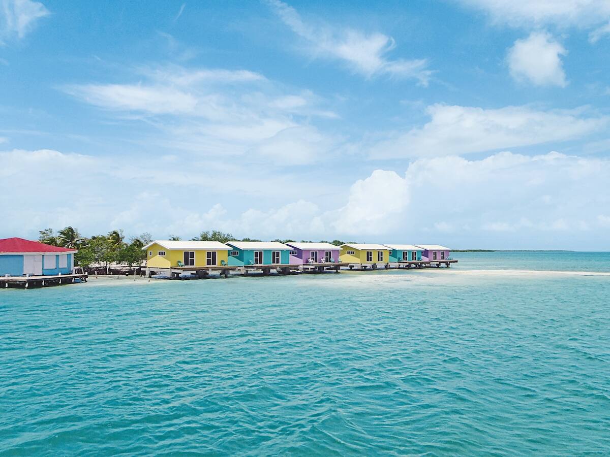 Bunte Häuser am Wasser in der Karibik