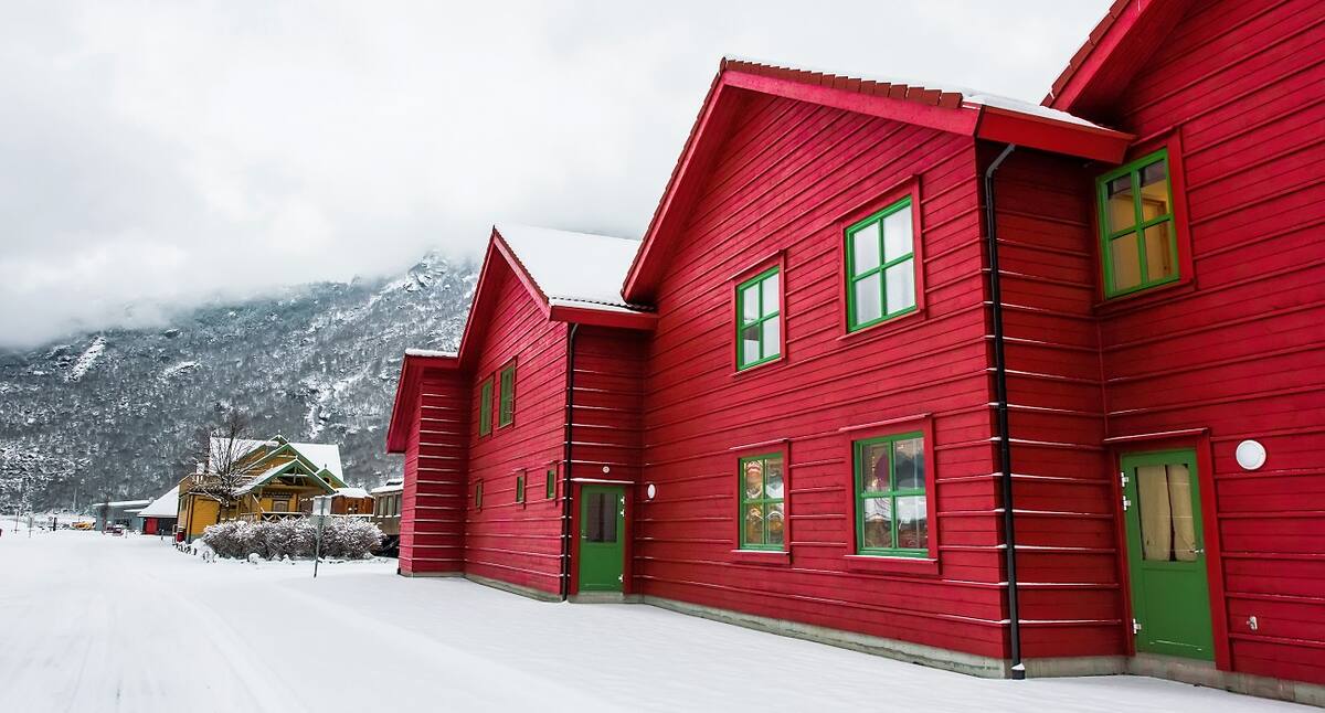 Rote Häuser in weißer Schneelandschaft