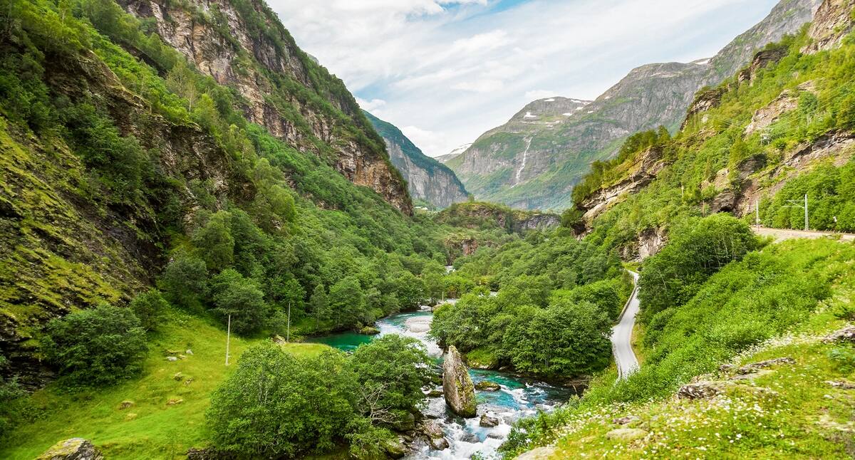 Ein Fluss schlängelt sich durch bergiges Land