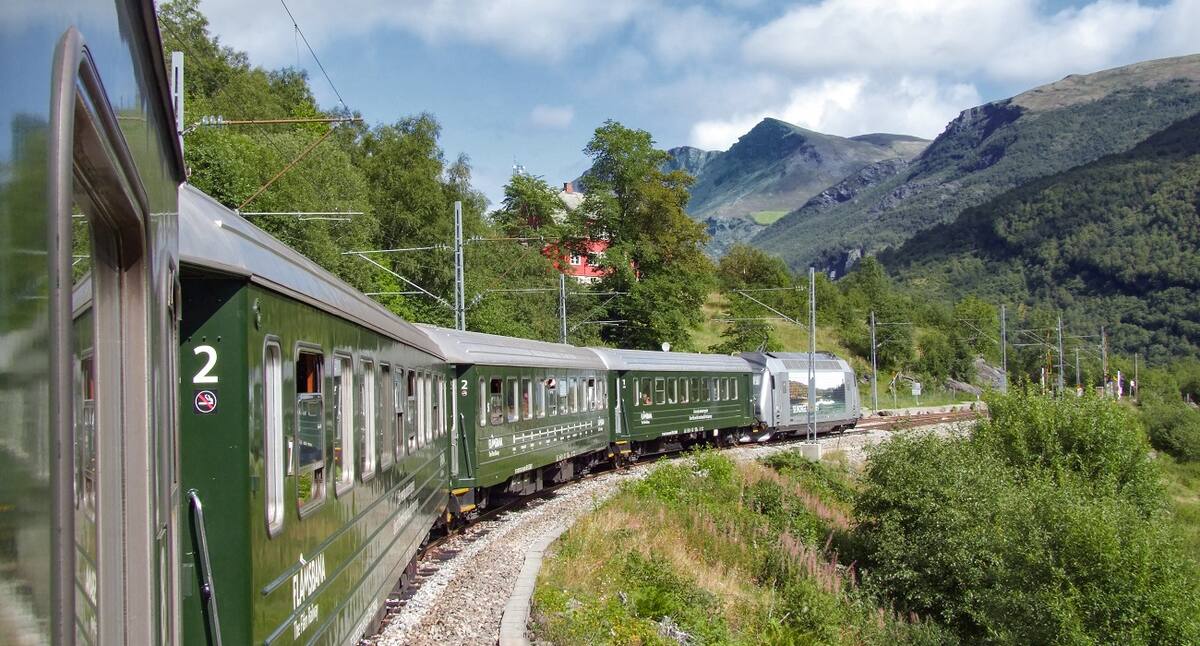 Ein Zug fährt durch bergiges Land
