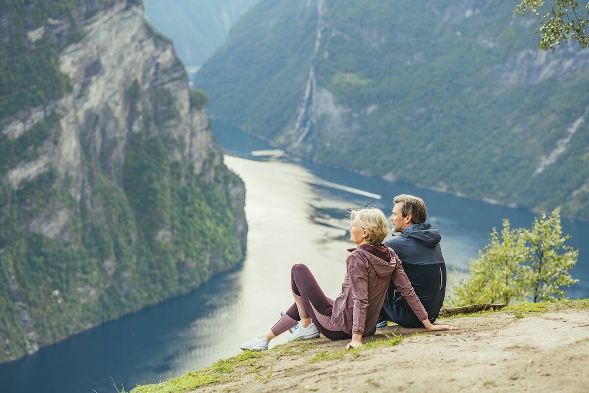 Zwei Personen sitzen auf einem Berg