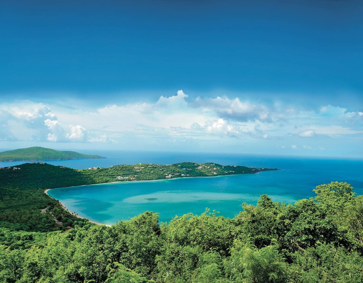 Blick über die grüne Insel und das blaue Meer