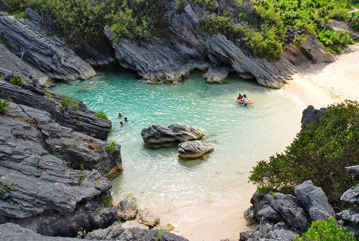 Kleine Bucht mit Felsen
