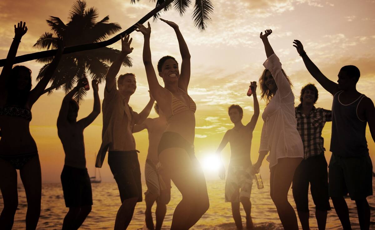 Urlauber feiern eine Party am Strand