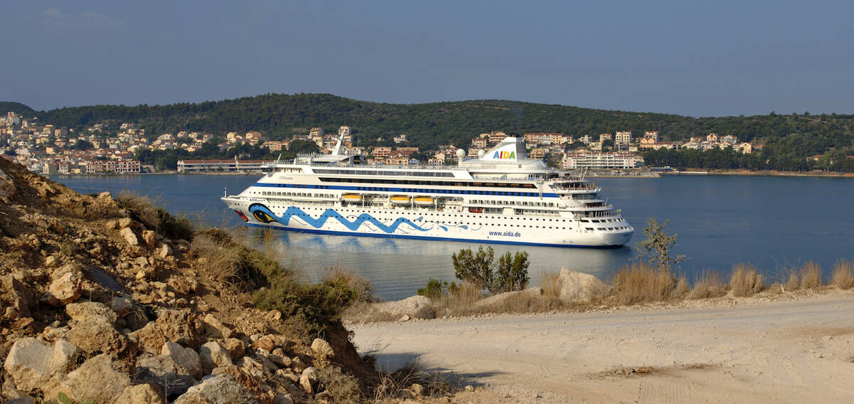 AIDA vor einer griechischen Insel