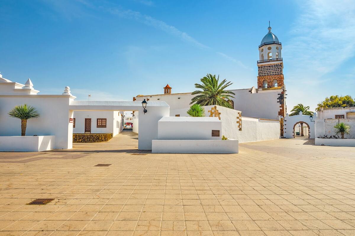 Dorf auf Lanzarote im Sommer