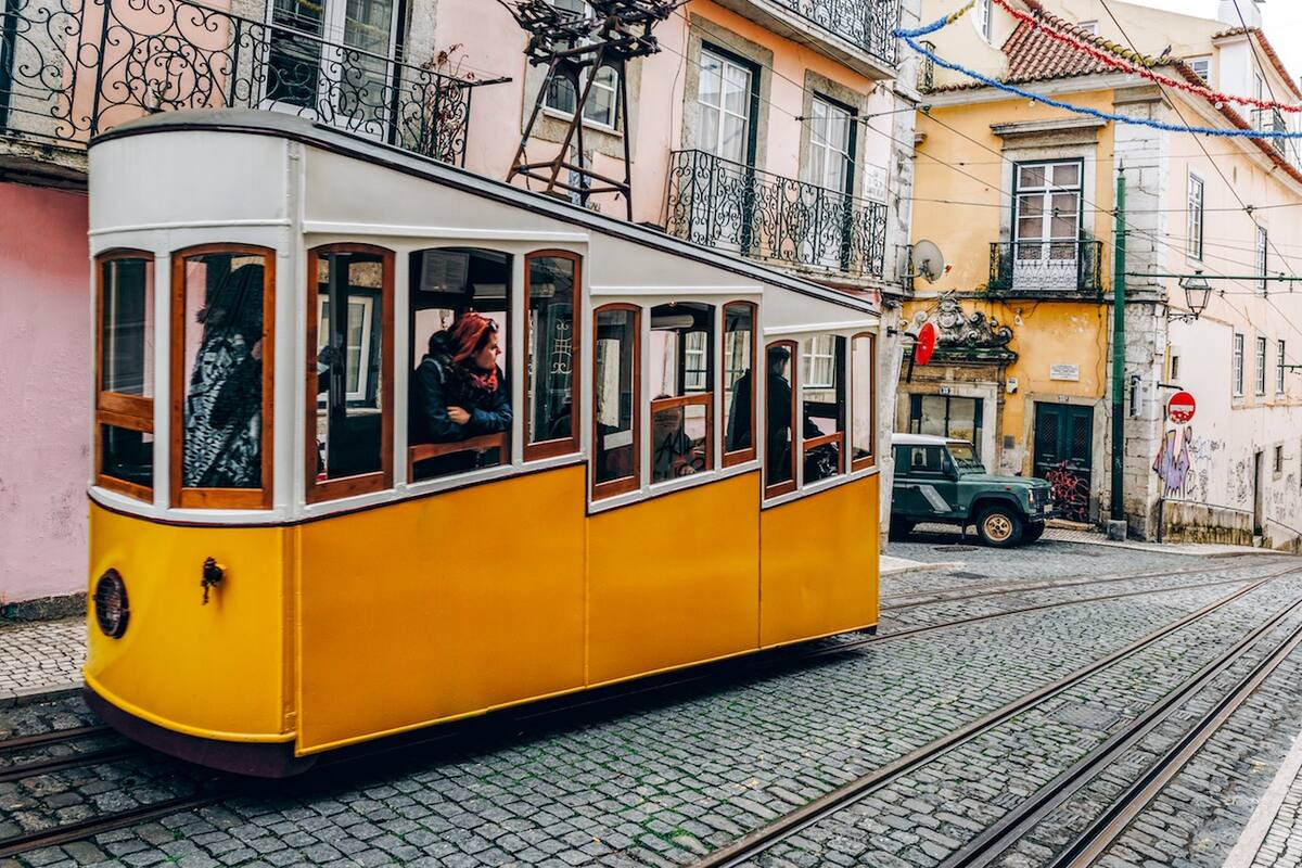 Typische Tram in Lissabon