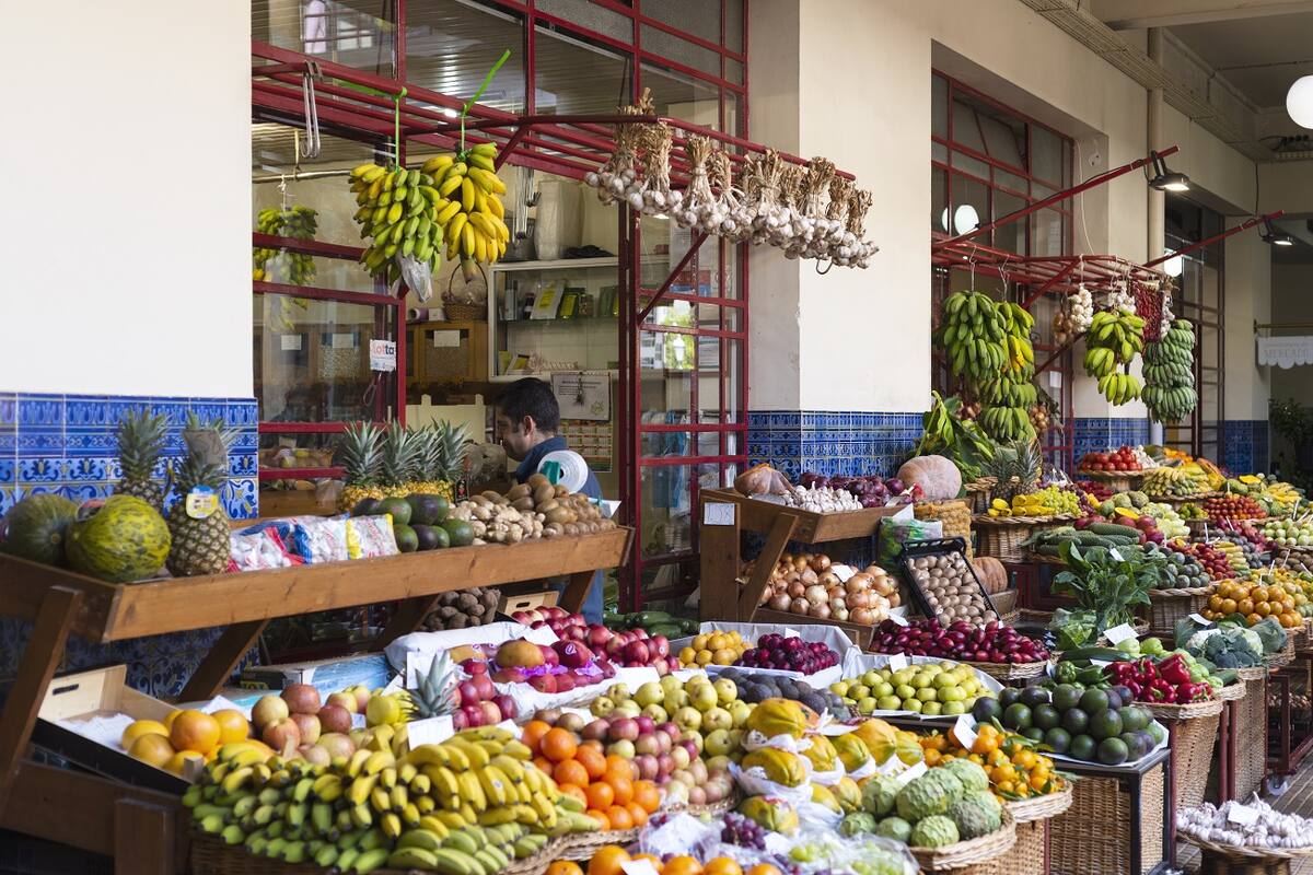 Marktstände mit frischem Obst