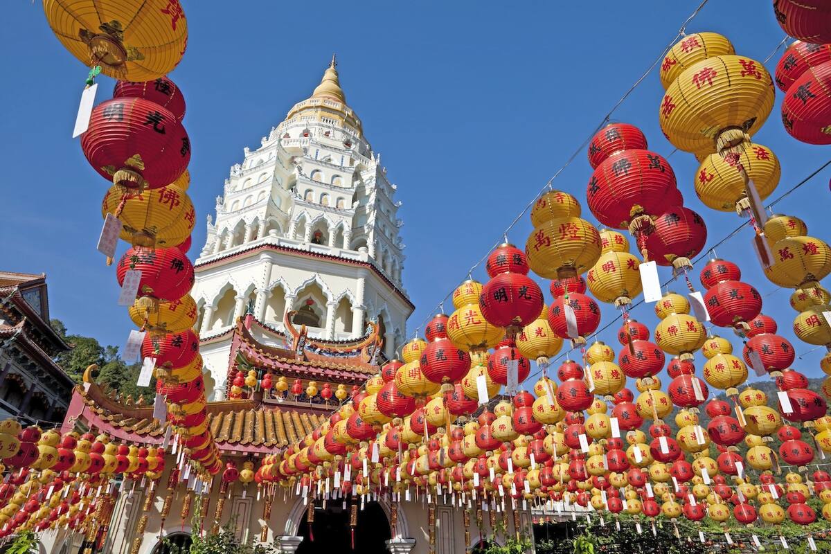 Bunte Lampions vor dem Kek Lok Si Tempel