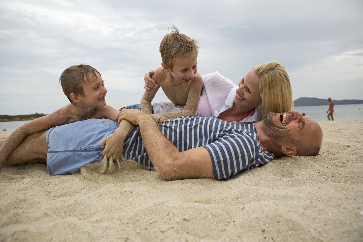 Familie genießt Zeit am Strand