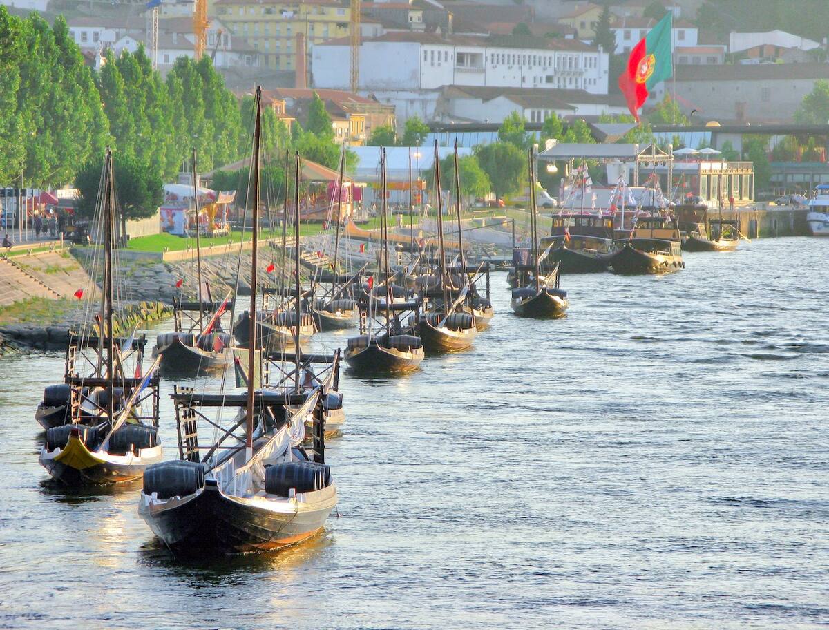 Boote mit Weinfässern in Porto