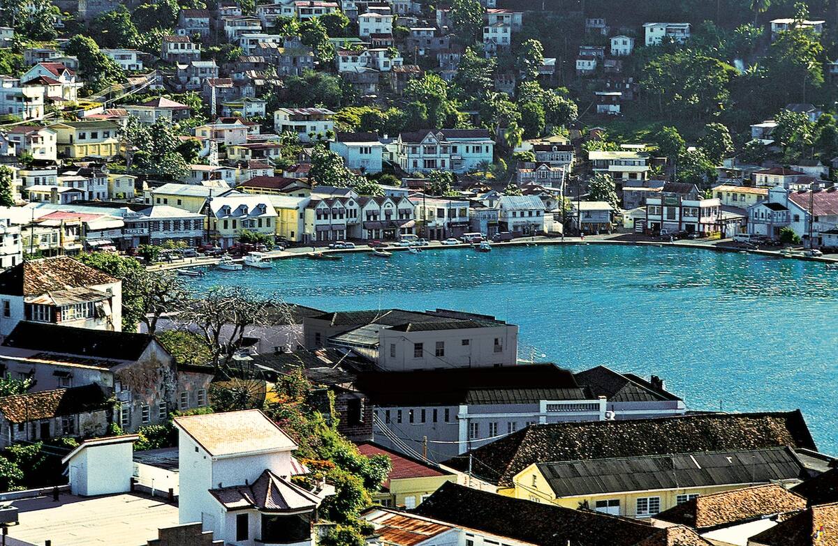 Hafenbecken mit türkisfarbenen Wasser