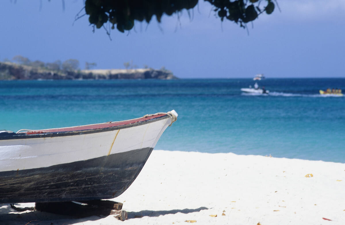 Boot liegt an einem Strand