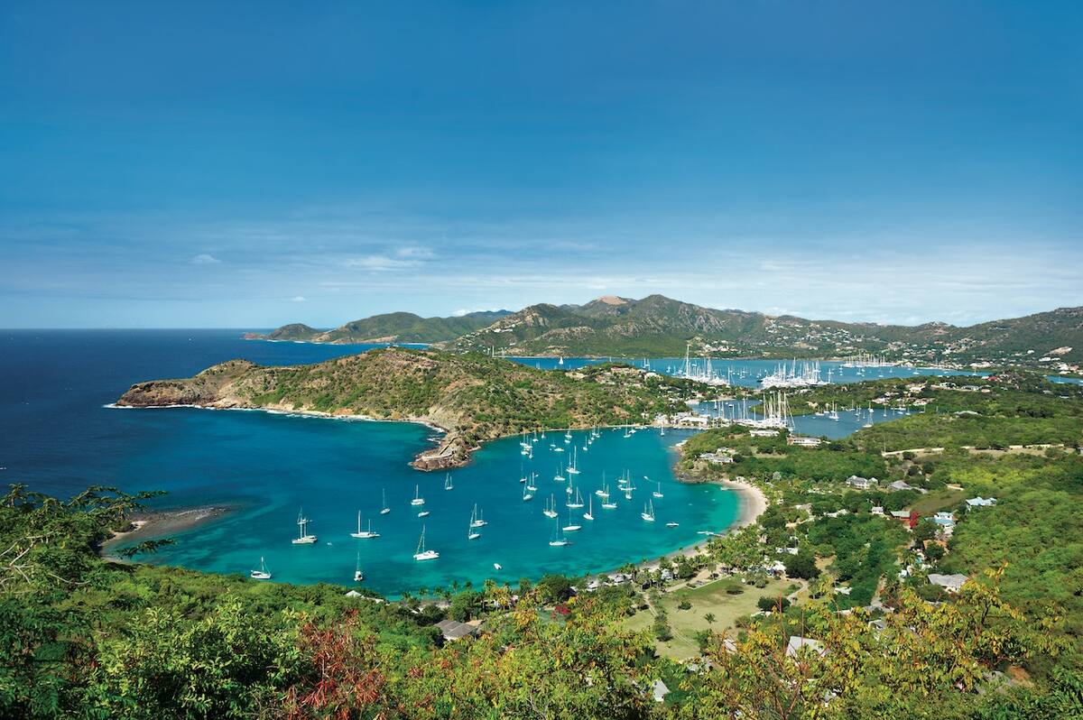 Blick auf den Hafen mit vielen Segelbooten