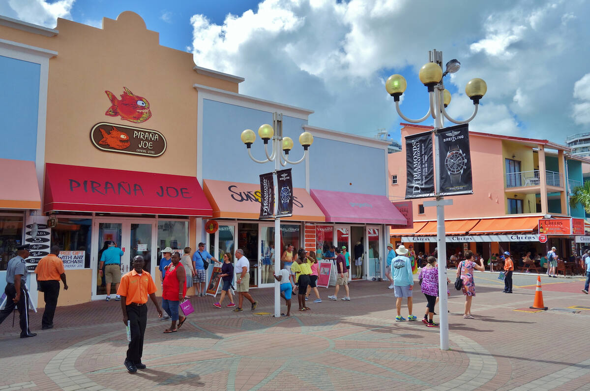 Menschen bummeln durch St. John