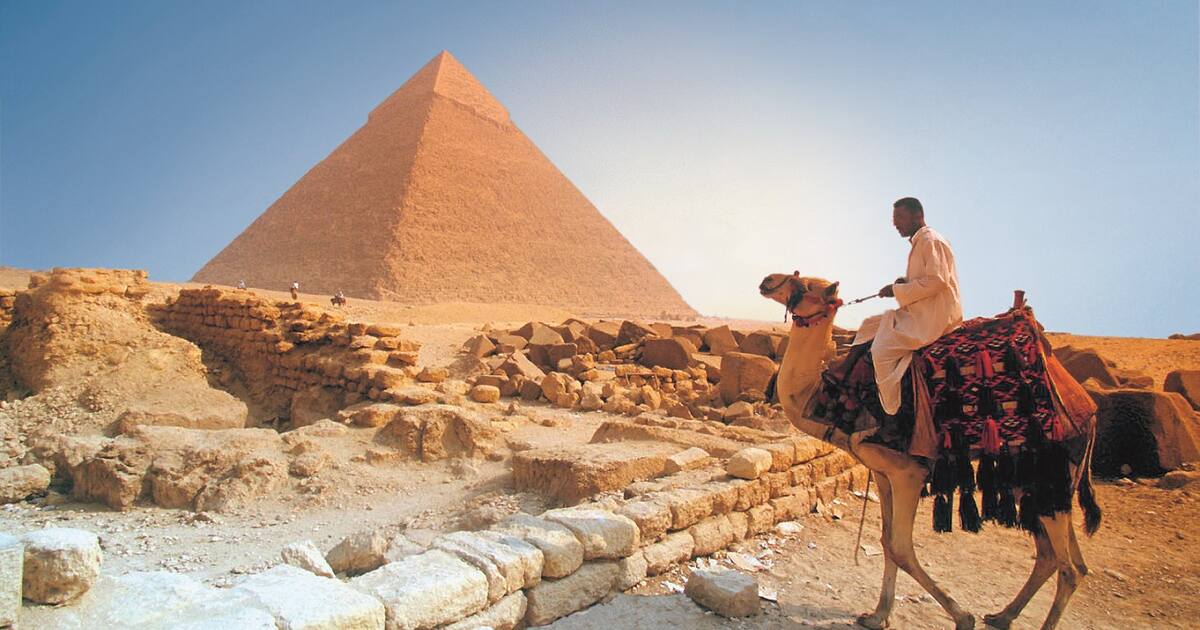 Kamel mit Reiter vor der Pyramide von Gizeh