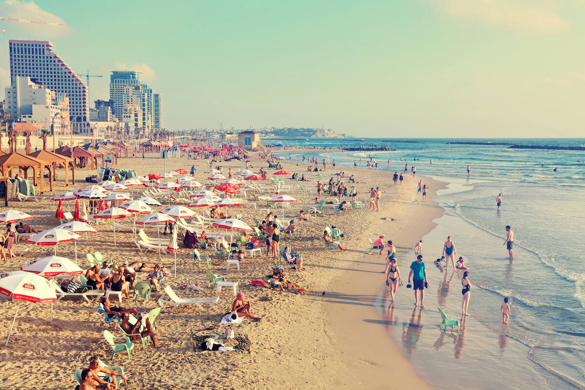 Strand mit vielen Personen in Tel Aviv