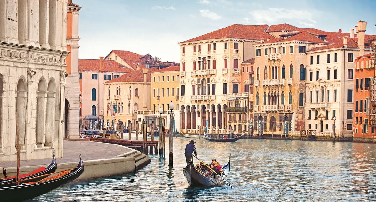 Ein Gondoliere in Venedig auf dem Canal Grande