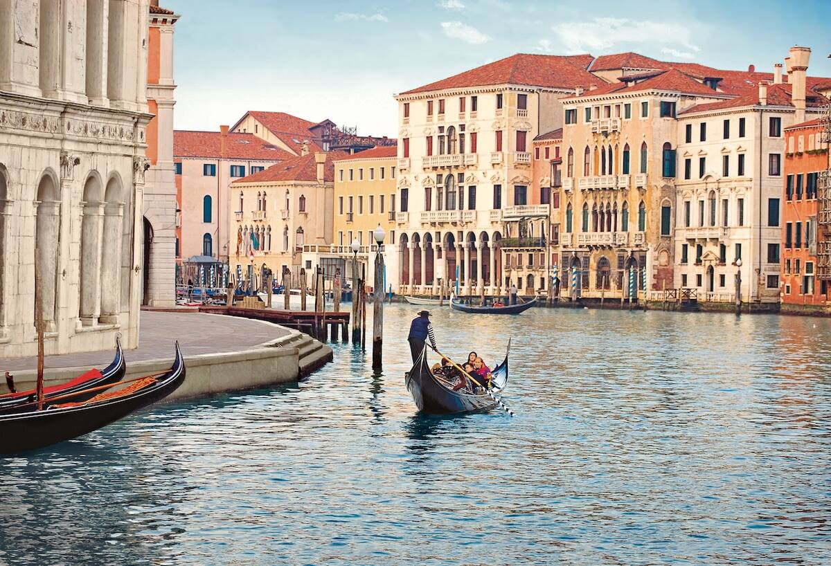 Eine Gondel fährt durch Venedig