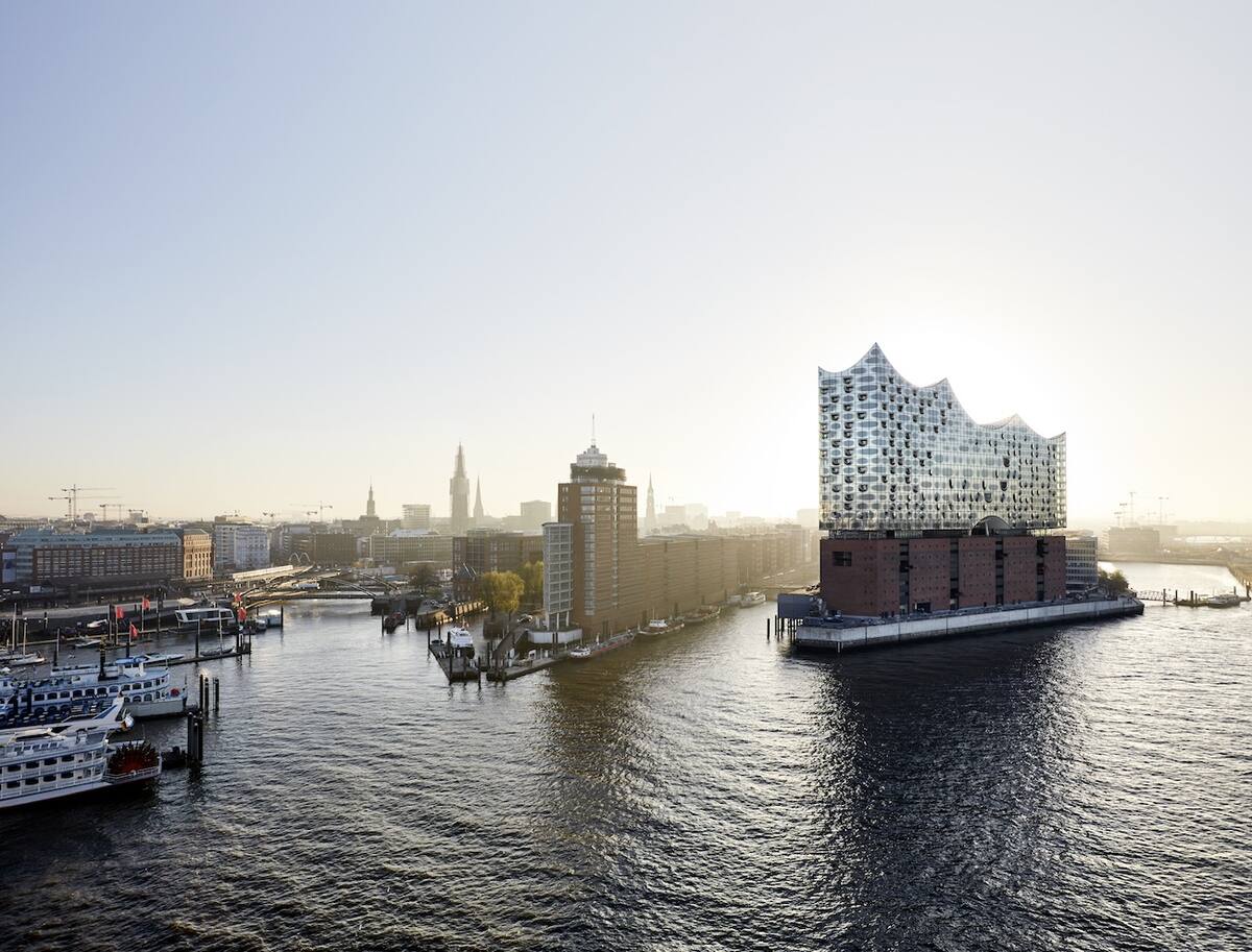 Elbphilharmonie am Wasser in Hamburg