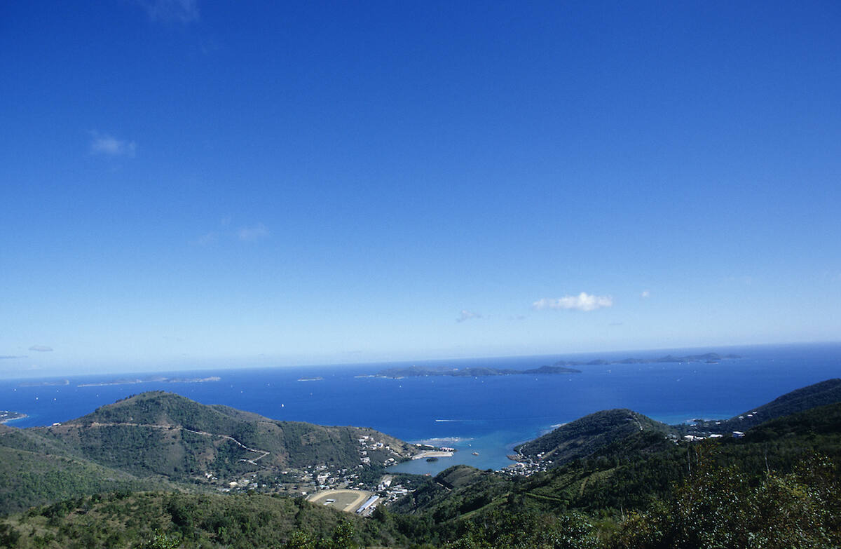 Blick über die bewaldete Insel Tortola