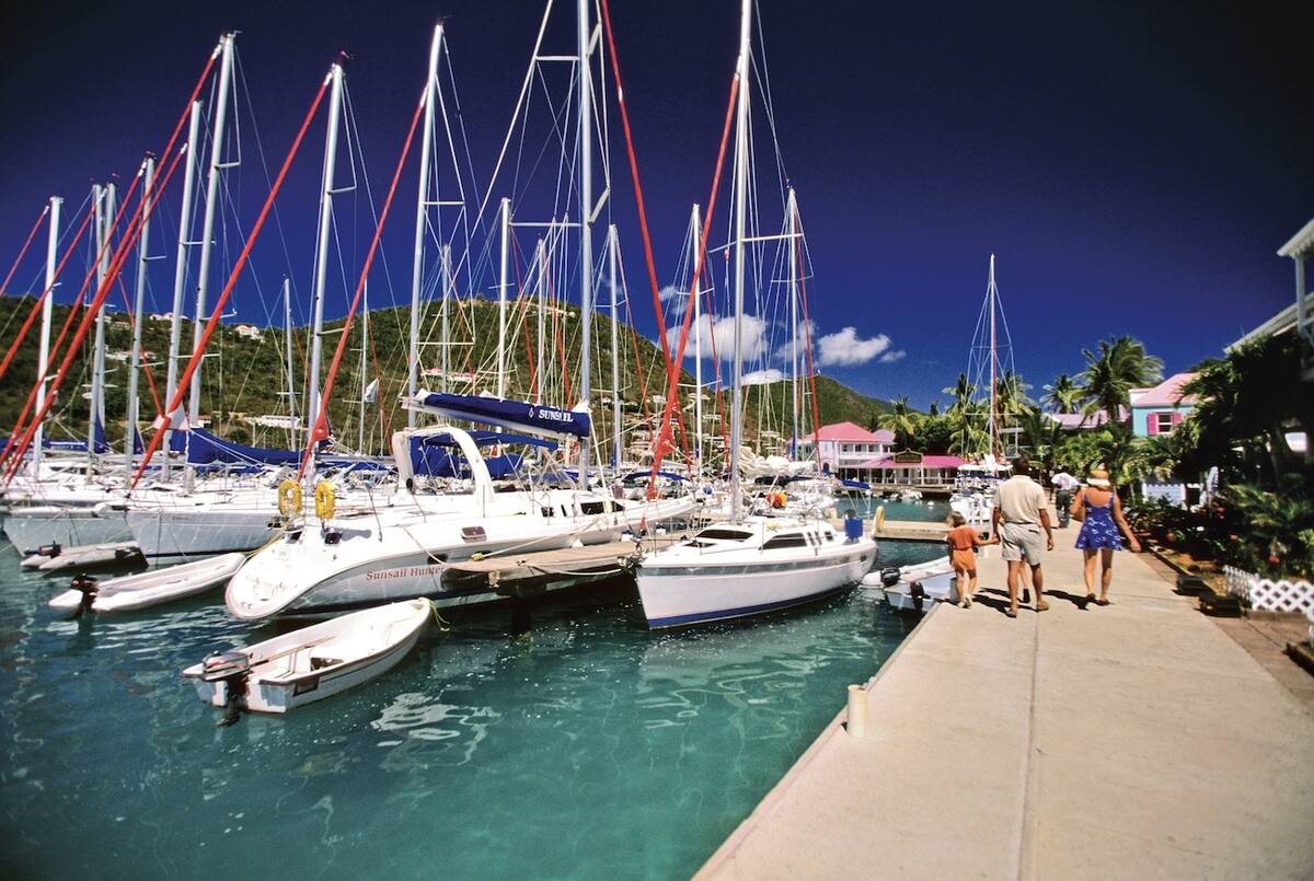 Segelboote im Hafen Road Town