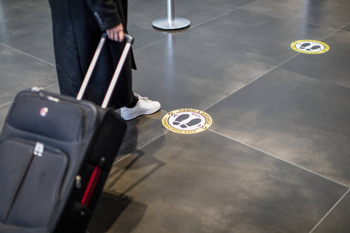 AIDA Gast auf dem Weg zum Check In