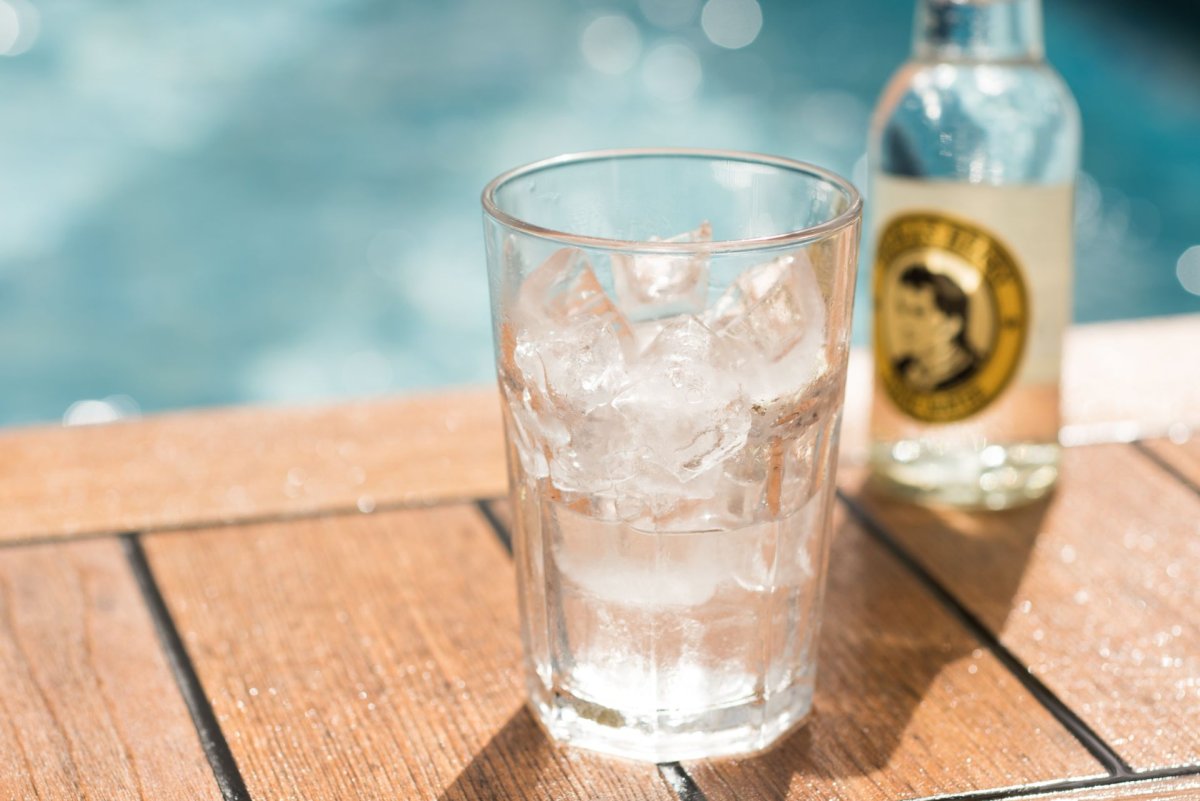 Ein Gin Tonic mit Thomas Henry Tonic Water an der Poolkante