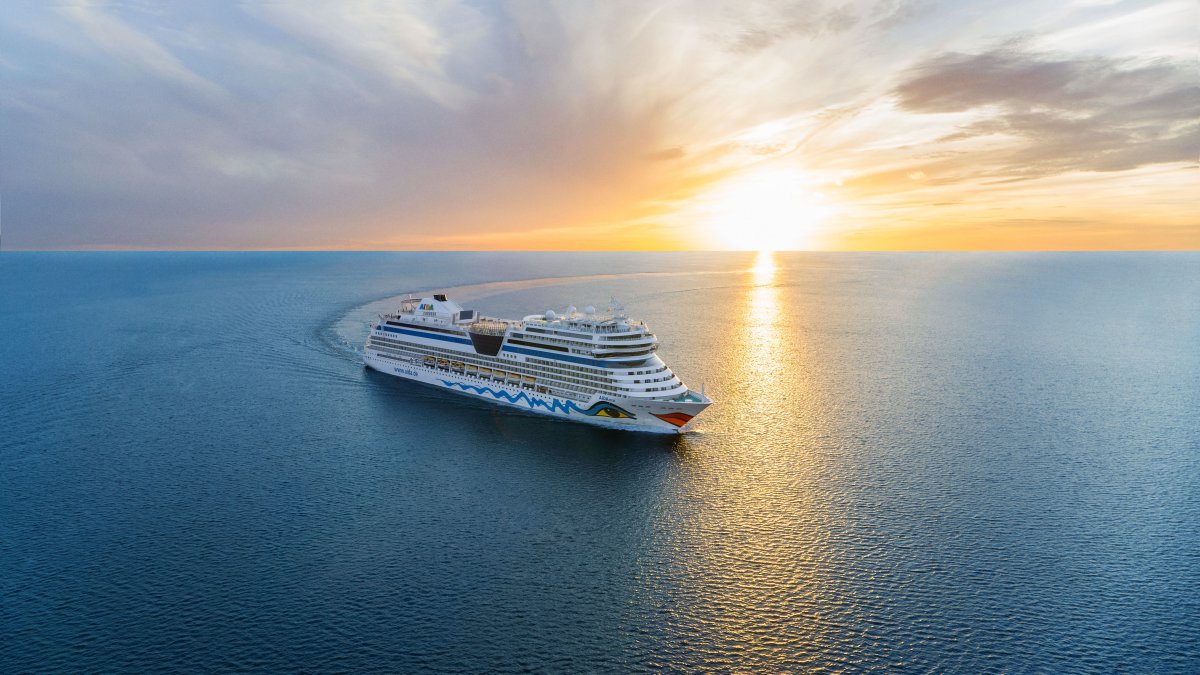 AIDAselection Schiff auf offenem Meer bei Sonnenuntergang 