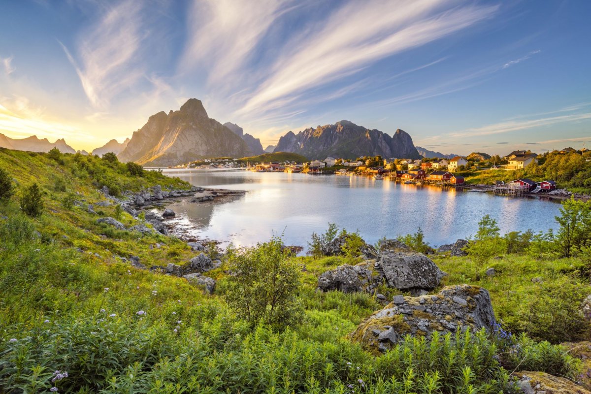 Lofoten zur Reisezeit im Sommer mit typischem Fischerdorf, Bergen und Küstenlandschaft