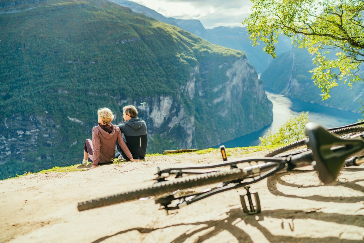 Ideale Reisezeit für Fjordnorwegen im Juni mit steilen Fjorden, grünen Hängen und tosenden Wasserfällen