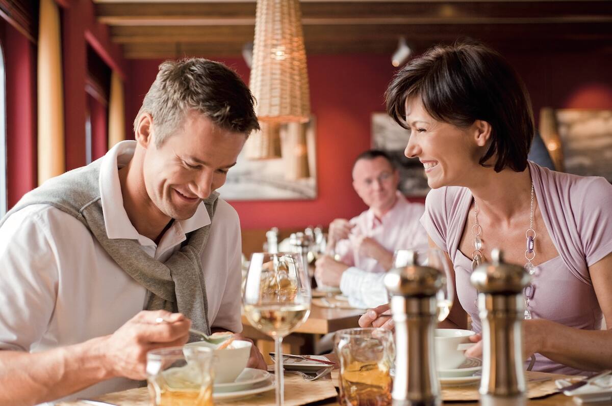 Ein Pärchen isst im Buffalo Steak Restaurant auf einem AIDA Schiff