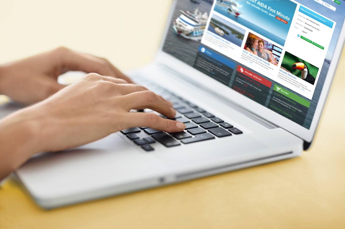 Aufgeklappter Laptop mit AIDA Seite