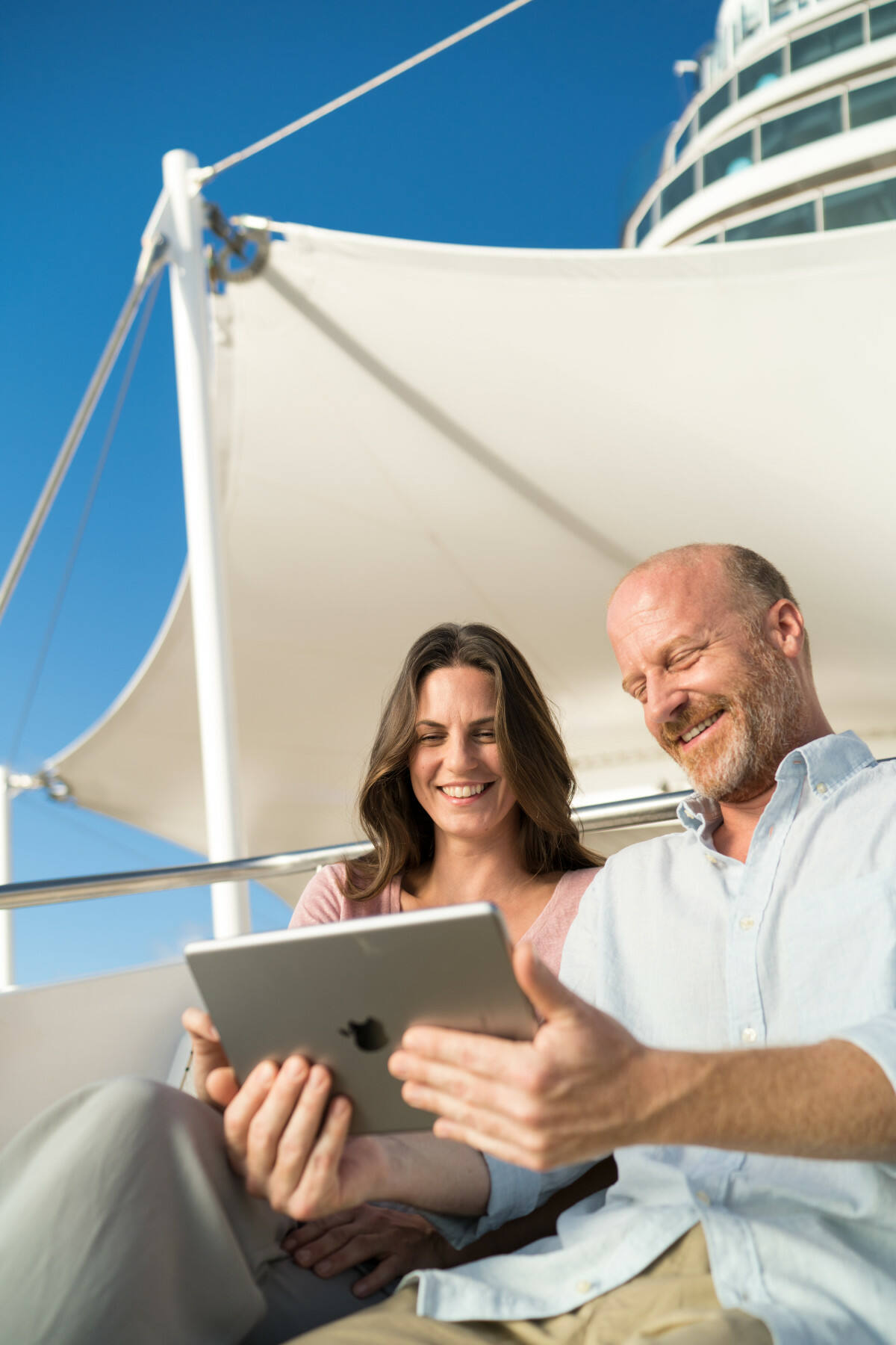 Mann und Frau beim Surfen im Internet