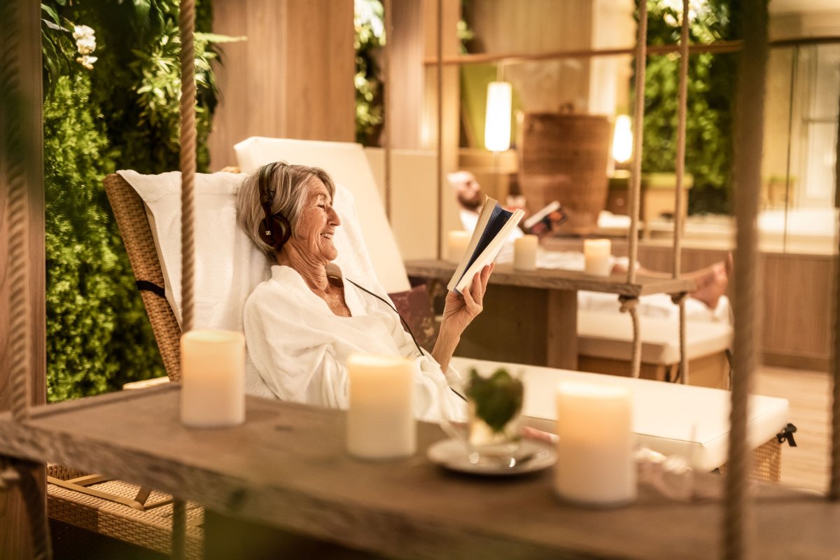 Frau liest Buch im Spa