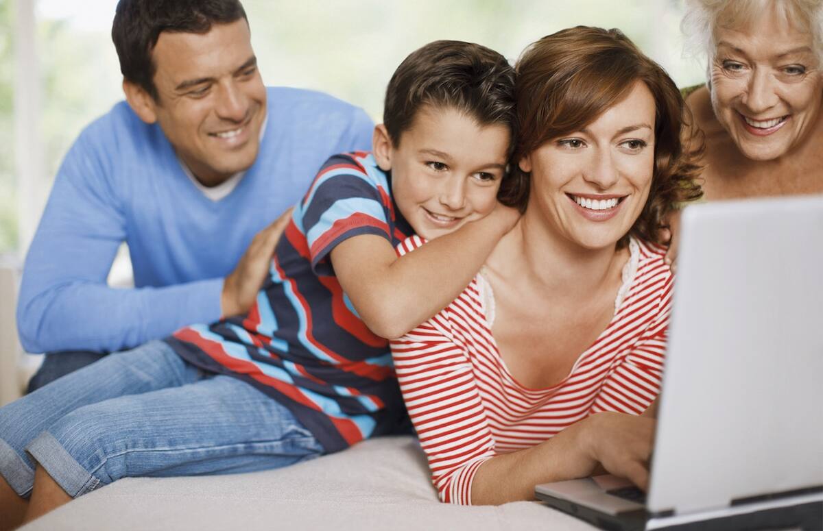 Familie bucht zusammen eine Reisen