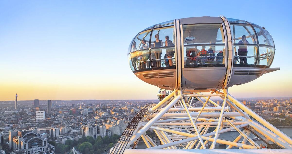 Gondel eines Riesenrads mit Blick über London